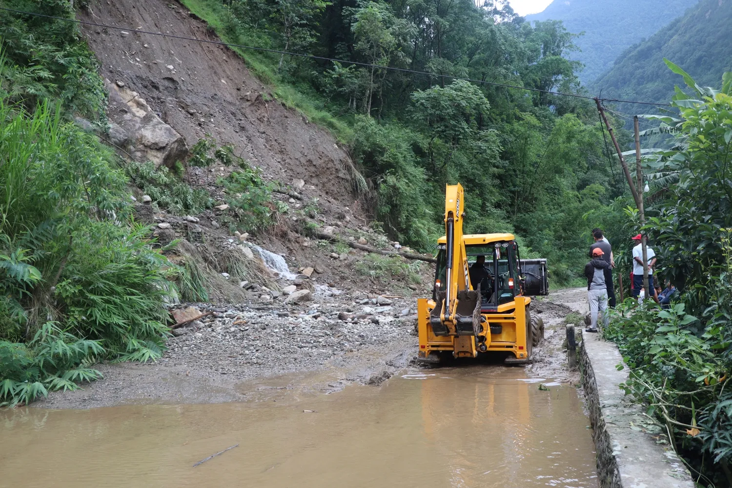 वर्षा रोकिएसंगै बेनी–दरवाङ सडक मर्मत थालियो